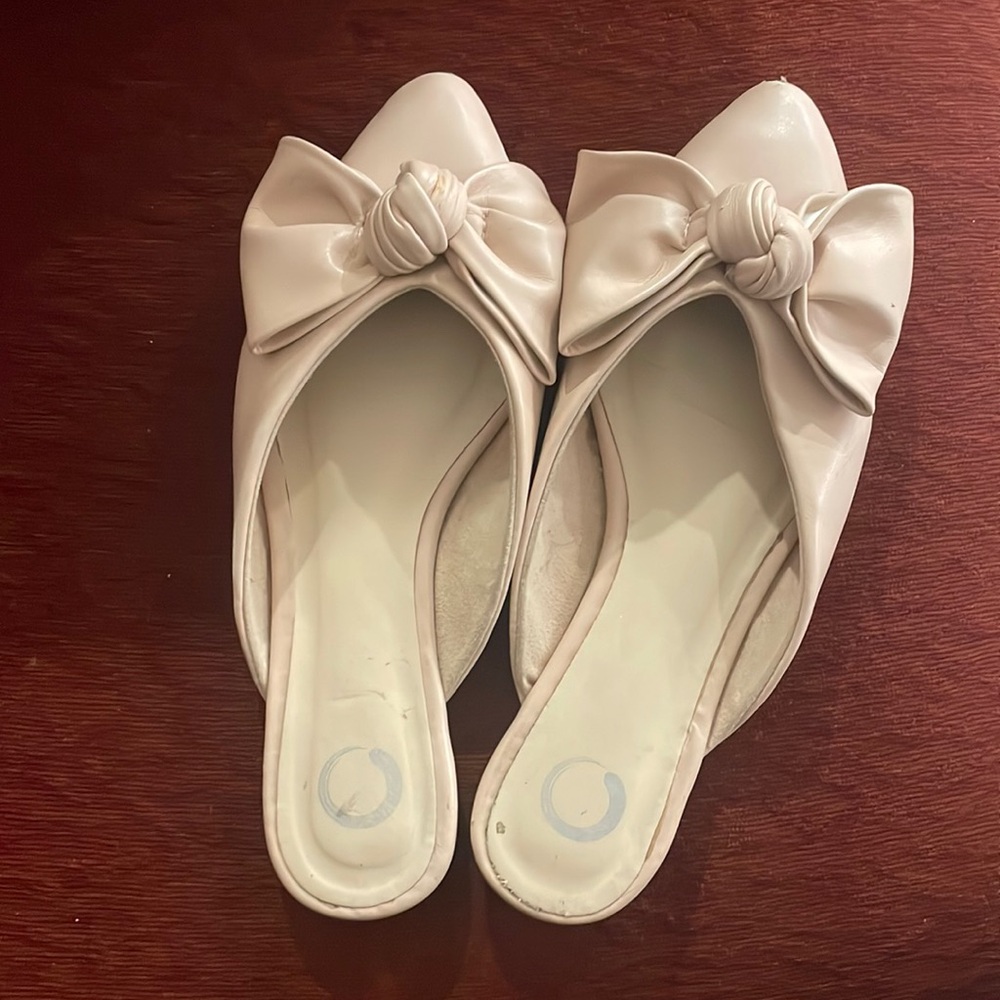 Nude pink slippers